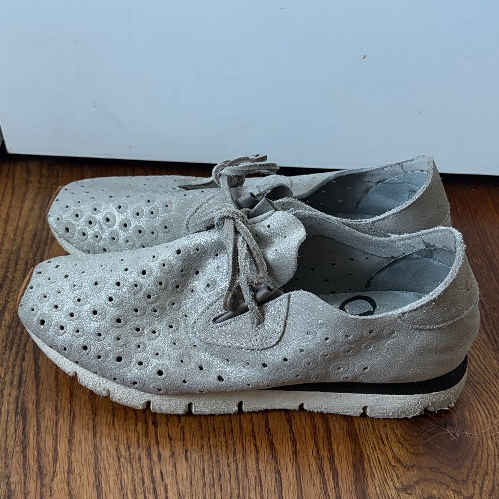 OTBT Lunar Leather Silver Shimmer Comfort Lace Up Sneakers Size 9.5 - Picture 3 of 5